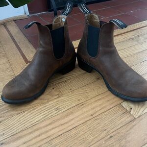 Women’s Blundstone 1673 Heeled Chelsea Boot